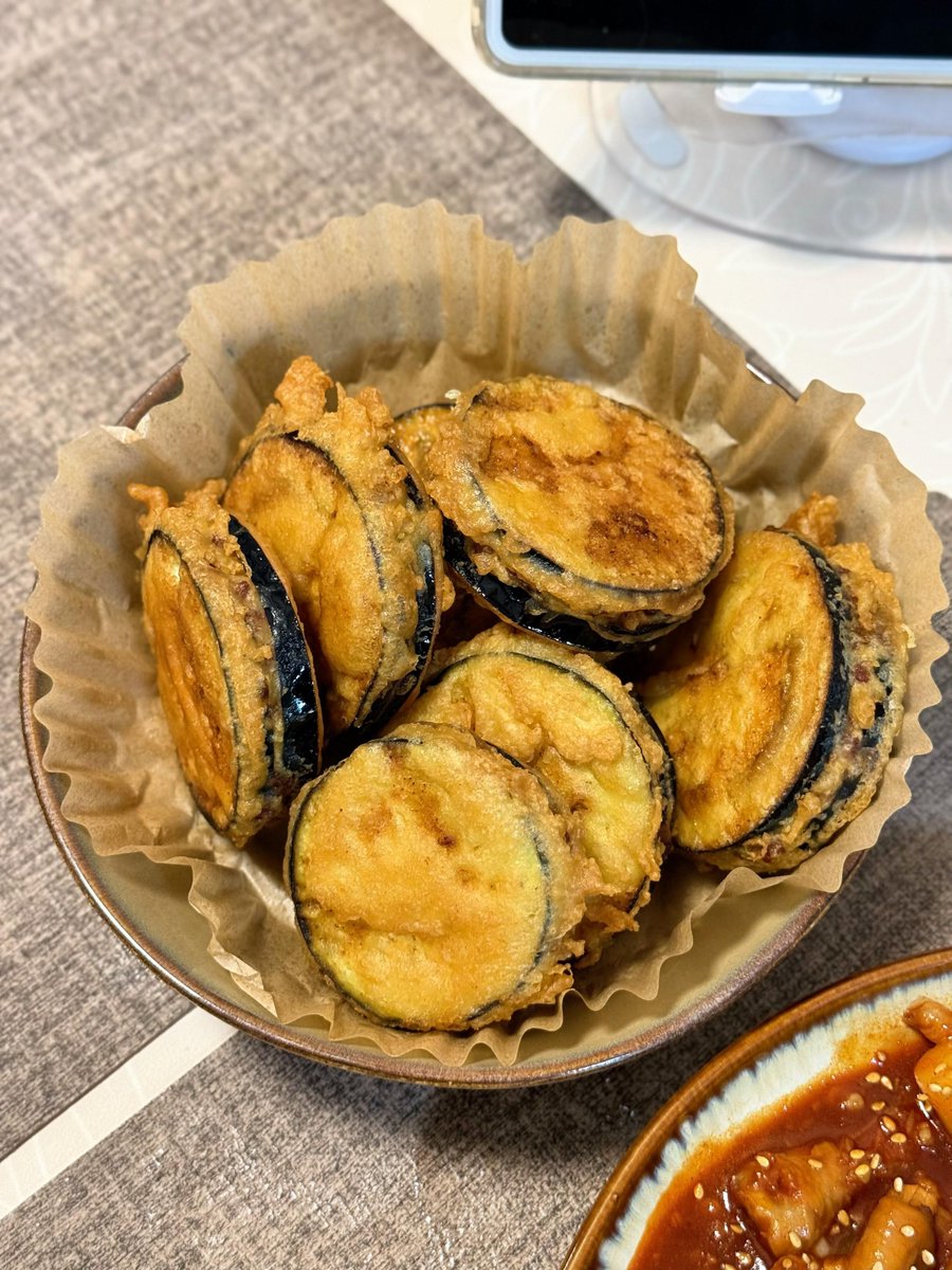 goodok89's tweet photo. I made Korean-style chicken feet rice cakes and fried eggplant fritters today following a video tutorial, and they turned out perfectly, haha! https://t.co/u0COXwyBOI
