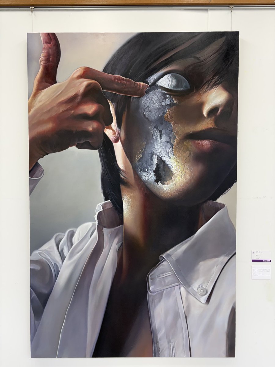 女子美術大学
2025年度 芸術学部・短期大学部　
卒業制作展／修了制作展
コノハさん
自身が展示した作品を隠す形でぶら下がる人参
めちゃくちゃうまいです