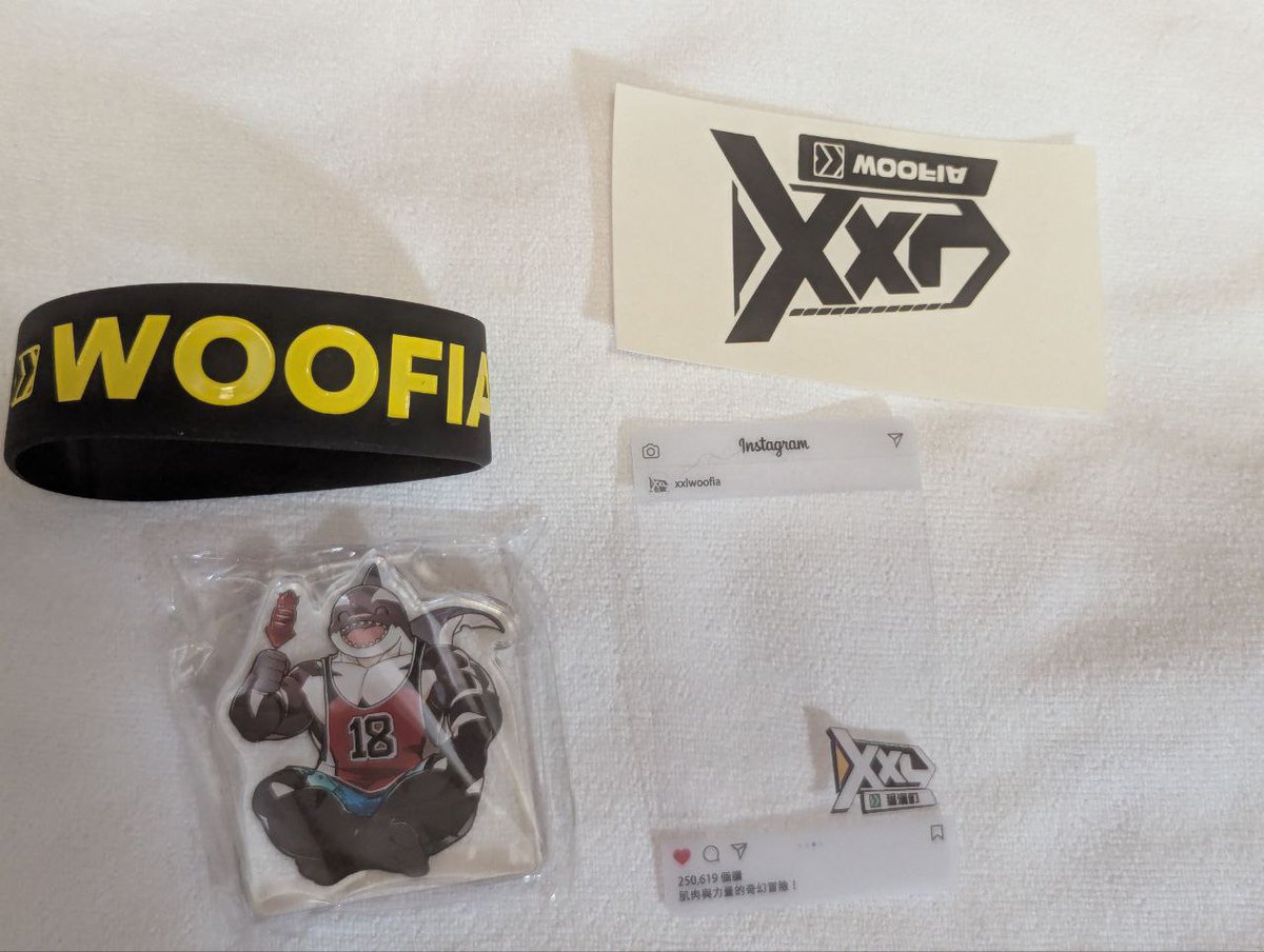 Toshifox's tweet photo. Thank you @VinceWuff and @XXLWOOFIA for the cool merch! Got these from a raffled xxlwoofia giveaway on Vince wuff's sponsored stream from a few weeks ago! https://t.co/82XQCm0VQP