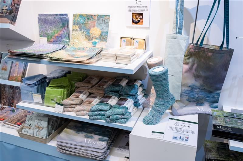 モネ展 はグッズも盛り沢山💙 ポストカードにトートバック