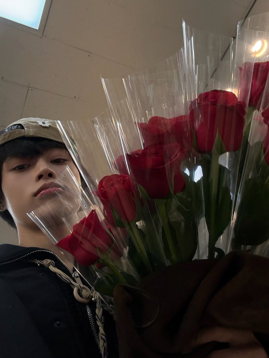 hanbinnya's tweet photo. 여성의 날이란 거 참 좋은 날인 것 같다
꽃이랑 꽃보다 다 예쁜 한빈이 사진도 받을 수 있잖아🥹❤️ https://t.co/TZNVeZfk2Z