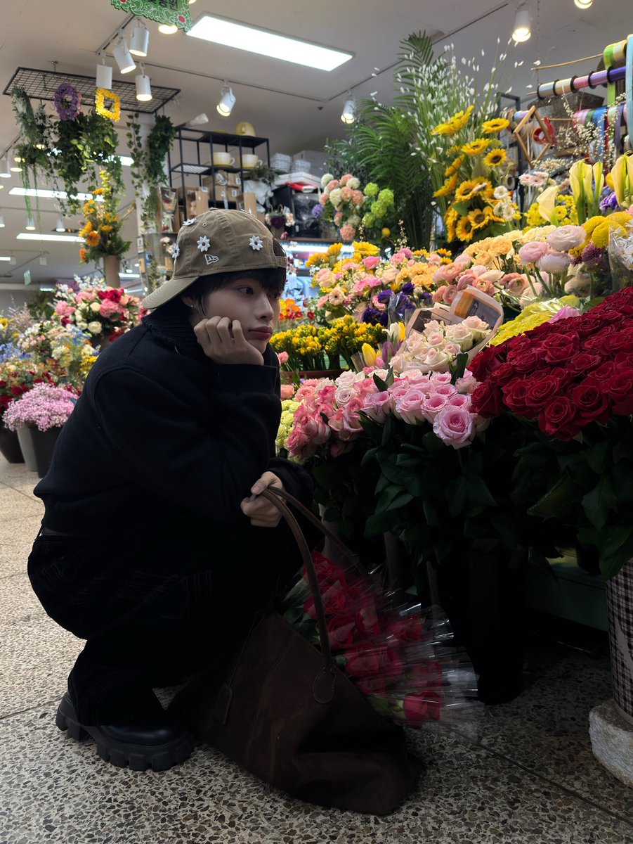hanbinnya's tweet photo. 여성의 날이란 거 참 좋은 날인 것 같다
꽃이랑 꽃보다 다 예쁜 한빈이 사진도 받을 수 있잖아🥹❤️ https://t.co/TZNVeZfk2Z