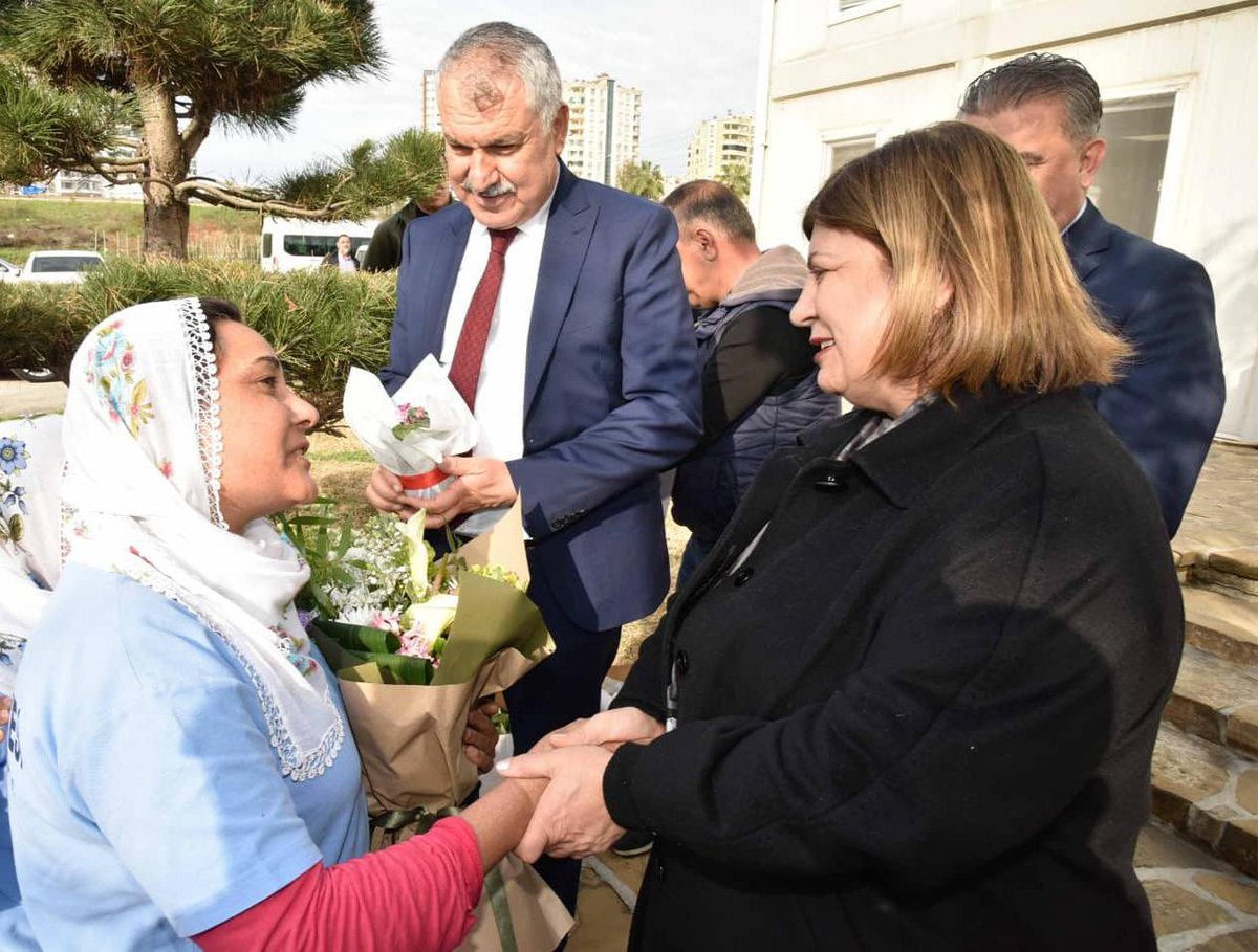 ZeydanKaralar01's tweet photo. Her yıl 8 Mart Dünya Kadınlar Günü’nde uzattığımız bu çiçekler; bir jest değil, kadınların eşitlik, özgürlük ve adalet mücadelesine duyduğumuz saygının, verdiğimiz desteğin simgesiydi.

Hayatın her alanında emek veren, dünyayı ve dünyasını güzelleştiren tüm kadınların 8 Mart Dünya Kadınlar Günü’nü kutluyorum.

Kadının güçlü olduğu bir toplumun geleceği de güçlüdür. Her zaman yanınızdayız. 

#8MartDünyaKadınlarGünü