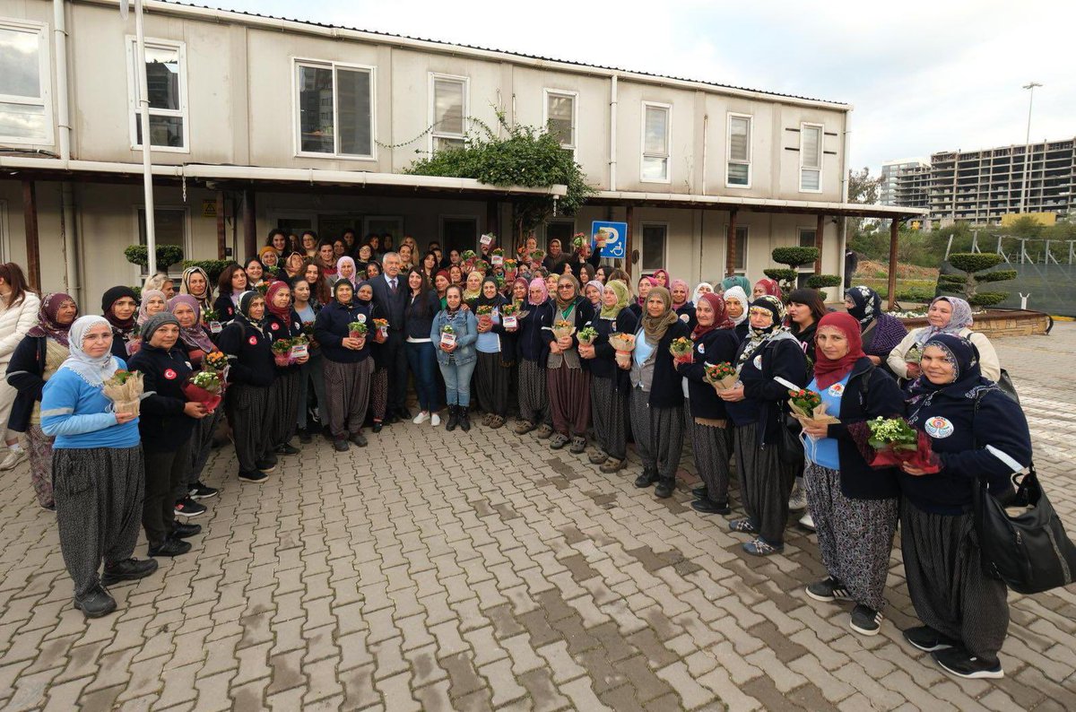 ZeydanKaralar01's tweet photo. Her yıl 8 Mart Dünya Kadınlar Günü’nde uzattığımız bu çiçekler; bir jest değil, kadınların eşitlik, özgürlük ve adalet mücadelesine duyduğumuz saygının, verdiğimiz desteğin simgesiydi.

Hayatın her alanında emek veren, dünyayı ve dünyasını güzelleştiren tüm kadınların 8 Mart Dünya Kadınlar Günü’nü kutluyorum.

Kadının güçlü olduğu bir toplumun geleceği de güçlüdür. Her zaman yanınızdayız. 

#8MartDünyaKadınlarGünü