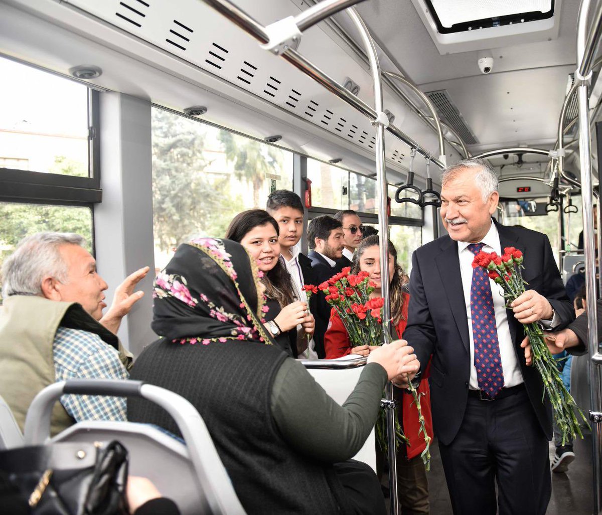 ZeydanKaralar01's tweet photo. Her yıl 8 Mart Dünya Kadınlar Günü’nde uzattığımız bu çiçekler; bir jest değil, kadınların eşitlik, özgürlük ve adalet mücadelesine duyduğumuz saygının, verdiğimiz desteğin simgesiydi.

Hayatın her alanında emek veren, dünyayı ve dünyasını güzelleştiren tüm kadınların 8 Mart Dünya Kadınlar Günü’nü kutluyorum.

Kadının güçlü olduğu bir toplumun geleceği de güçlüdür. Her zaman yanınızdayız. 

#8MartDünyaKadınlarGünü
