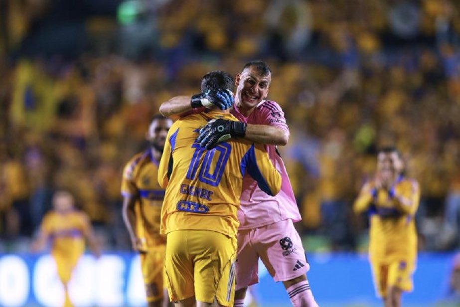 XaviSol_'s tweet photo. ¡Las Leyendas de TIGRES!

Gignac + Nahuel 

¡Uno con los tacos, 
otro con los guantes! 

Ambos con:

🏆 12 títulos como jugadores
📊 +15 años en la institución 

Récords con @TigresOficial: 

🔥🔺⚽️ Más goles en la historia. 
🥅 🧤 ❌ Más porterías en cero. https://t.co/m6rwlzXdpb
