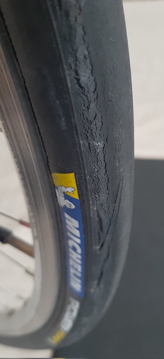 Breveider's tweet photo. ふと自転車の前輪タイヤを見たら、細かいひびを見つけた。こりゃイカン。 https://t.co/i0i4QI8gLd