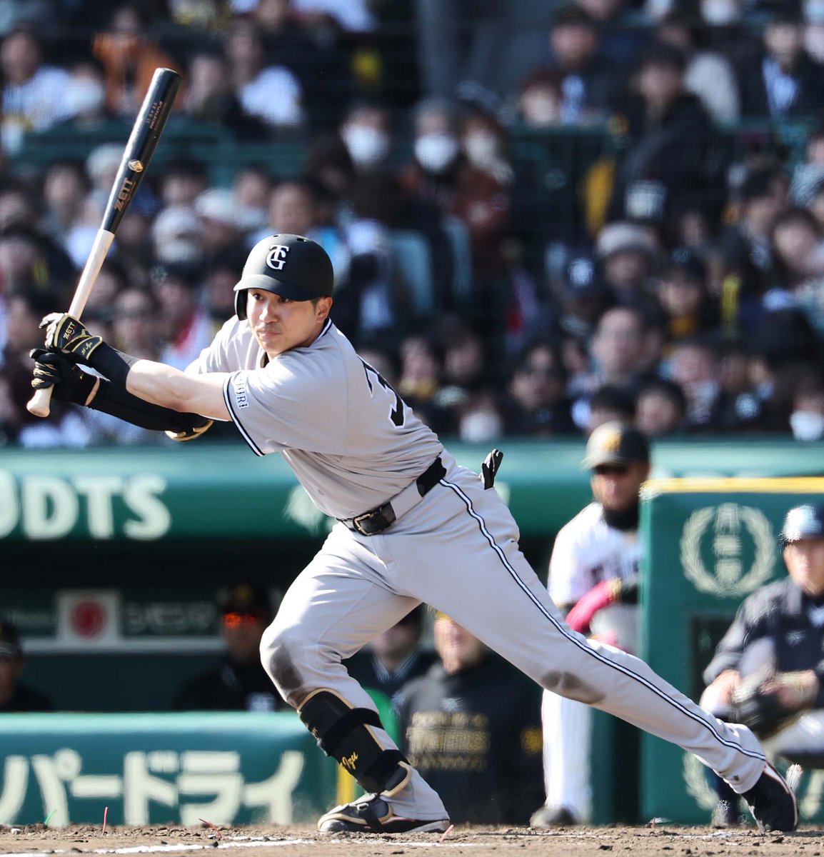 八回表】巨人 2-1 阪神 #泉口友汰 選手が3安打猛打賞となる内野安打！