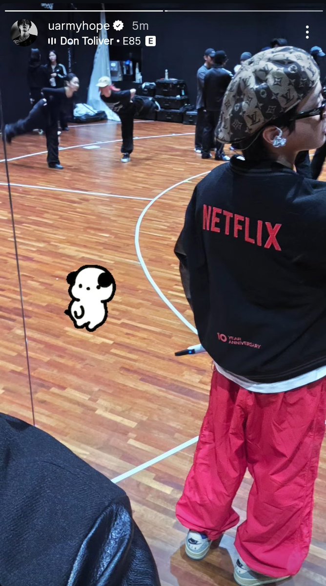 Omfg they are in  dance studio