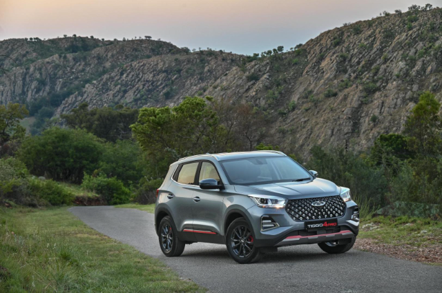AutoTraderSA's tweet photo. Looking for a compact crossover that won't break the bank? We put the Kia #Sonet, Suzuki #Fronx, and Chery #Tiggo4Pro head-to-head to find out which has the lowest long-term running costs. https://t.co/zqAlSAAZRa https://t.co/lqDqh8wSzX