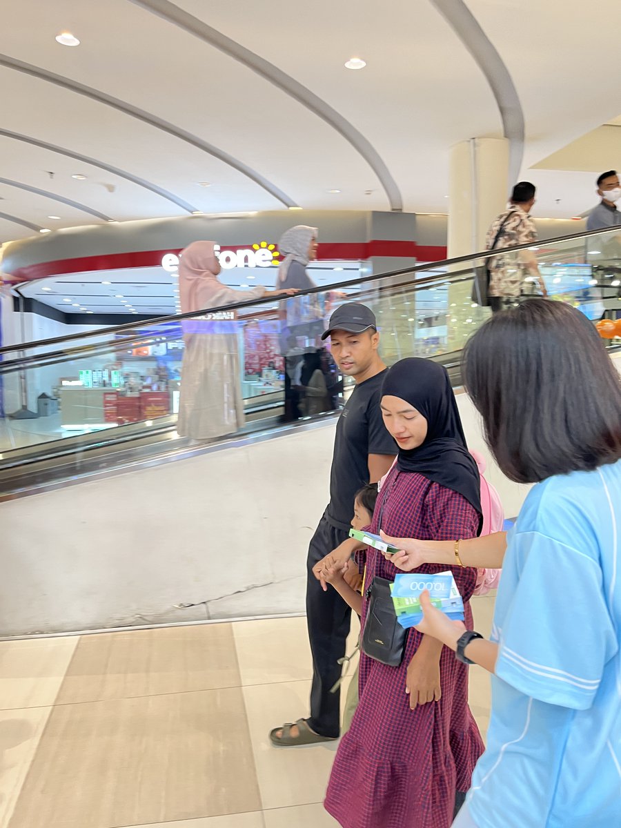 sajahu80's tweet photo. Warga Bogor mana suaranya? Cibinong City Mall lagi ada Deorex bagi-bagi gratis buat rayain Hari Bebas Bau Badan. Jangan sampai lolos! https://t.co/wljK9YQW5a