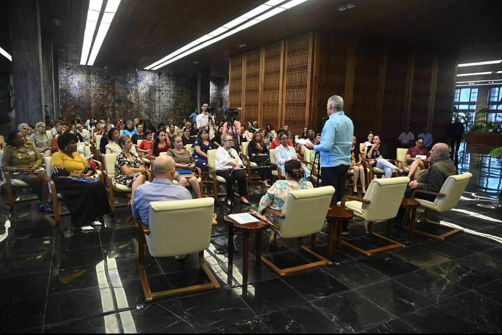 TSupremoCU's tweet photo. La magistrada Rufina Hernández Rodríguez, en representación de las mujeres del Sistema de Tribunales, participó en el encuentro que sostuvo el presidente de la República de #Cuba con mujeres, en ocasión del #8DeMarzo.
¡Feliz día a las mujeres cubanas, mambisas de estos tiempos! https://t.co/VoOARLnyLM