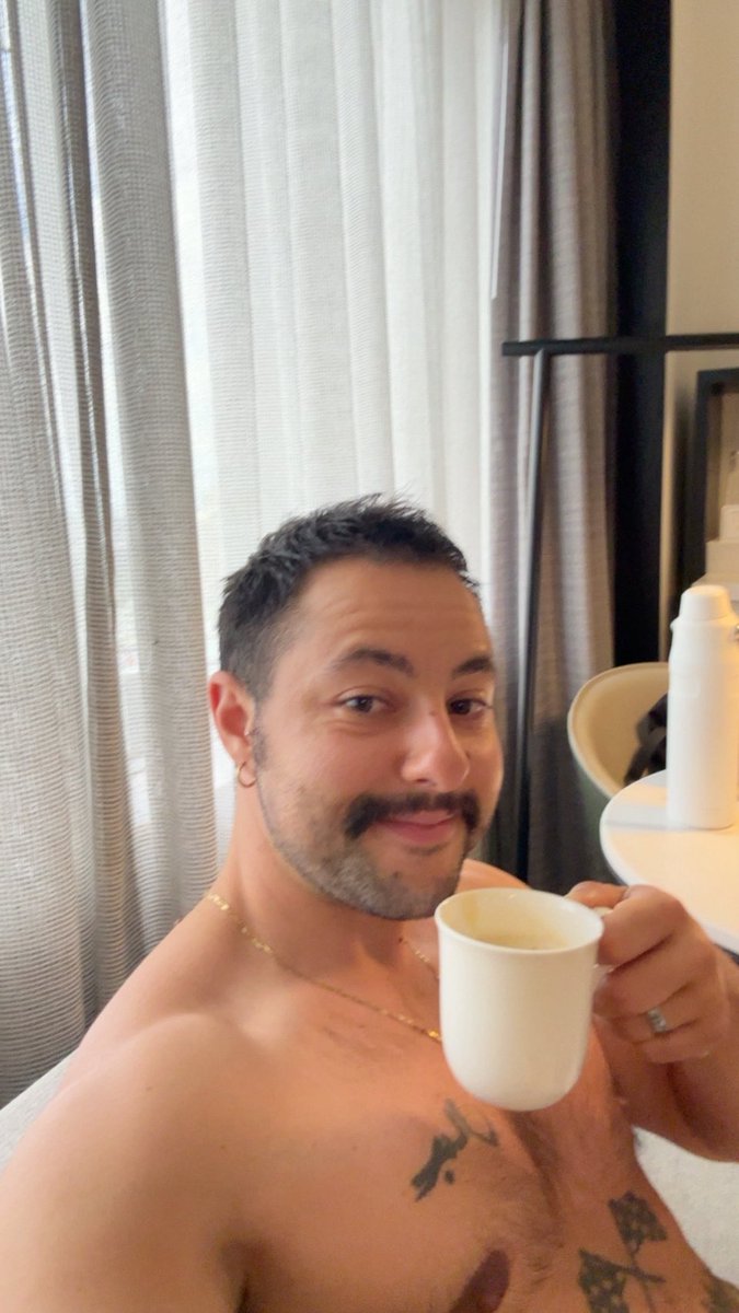 Landed in Singapore 
Had a lovely driver and a seamless transit to the beautiful Hilton here 

Bout to go check out the gym! I love my life, living my dream 🥰🥰