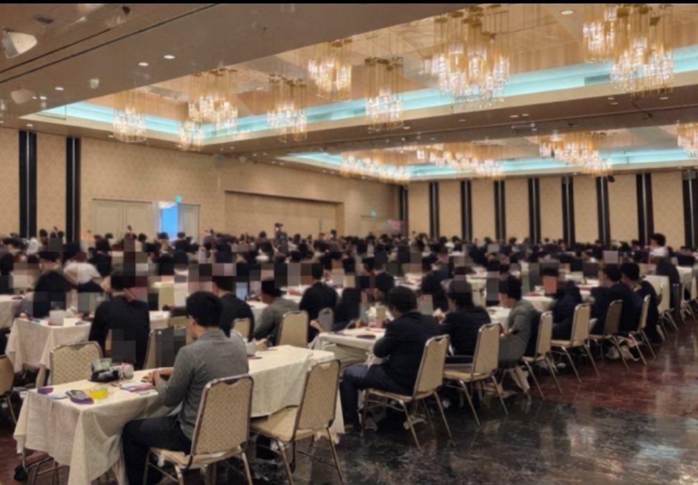 BattleChikuho's tweet photo. 筑豊バトルパレス(7周目)、206人の参加者にて開始いたしました！
のがみプレジデントホテルのランチ、サンエトワール様のパンをはじめとした食べ物、オレタン様の物販でお楽しみいただいております！
#筑豊バトルパレス https://t.co/833DQCkwAb