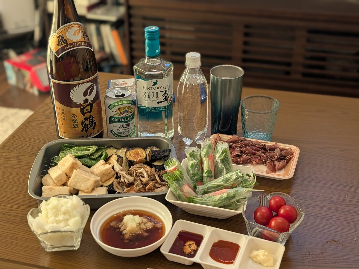 GrK7HyECSCjdSig's tweet photo. 普段揚げ物やらないですけど、日曜だしナスが安かったしなのでこんな時間から飲んじゃいます。
あとは豆苗の生春巻きとかもあり、珍しく肉の無いつまみとなりました。
昼飲みは気分が高揚します。 https://t.co/7TOjUo52ZF