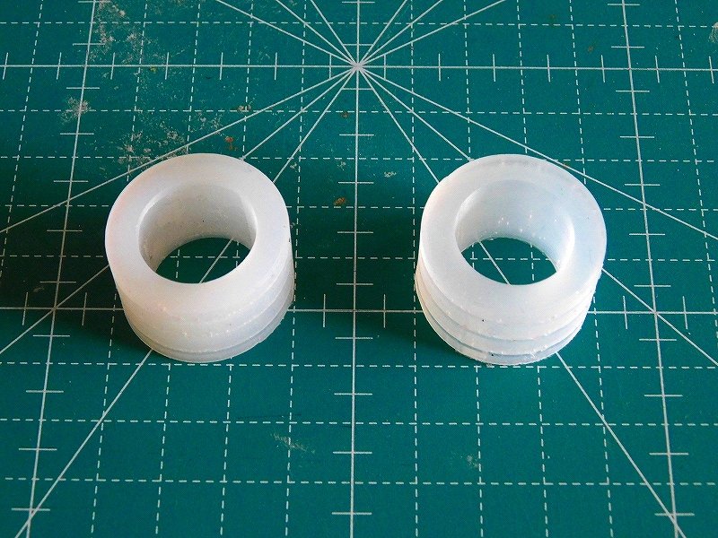 シリコーンを少し硬いのに変更🛞
チャッピーの指南通り良い感じなんだけど、型枠から取り出しにくいという問題が😅
型枠を再試行🔥

←旧　新→

#ロボット相撲