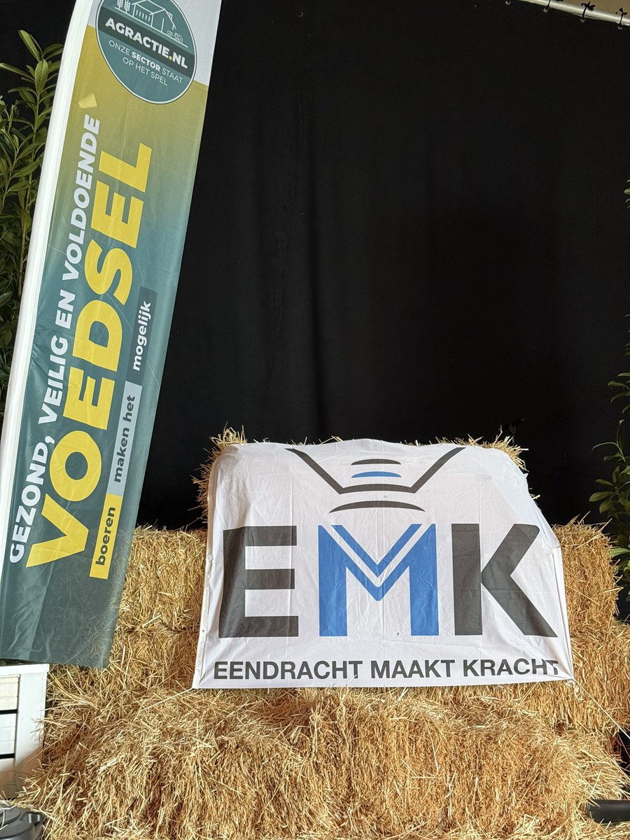 deheij's tweet photo. Ik heb nog lang gesproken met de vissers. Wat ongelooflijk onbeschoft zijn wij als samenleving omgegaan met deze o zo hard werkende beroepsgroep. 

Vissers zijn de kanaries in de kolenmijn voor de boeren. En de boeren zijn de kanaries in de kolenmijn voor alle MKB ondernemingen in Nederland. 

Cc @marliesdekkers @Cultuurfilosoof @De_NieuweWereld @mariannezw