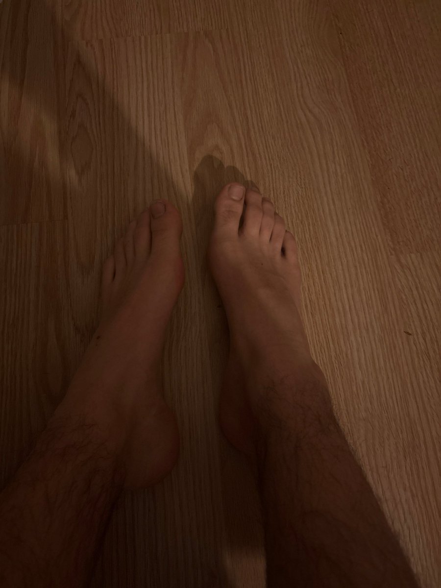 ibtmatt's tweet photo. dimanche matin chill 
#feetfetısh #mlm https://t.co/RUnmNOvJRI