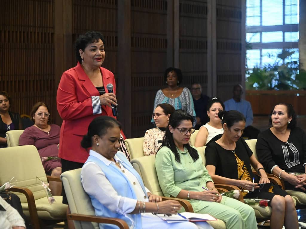 TSupremoCU's tweet photo. La magistrada Rufina Hernández Rodríguez, en representación de las mujeres del Sistema de Tribunales, participó en el encuentro que sostuvo el presidente de la República de #Cuba con mujeres, en ocasión del #8DeMarzo.
¡Feliz día a las mujeres cubanas, mambisas de estos tiempos! https://t.co/VoOARLnyLM