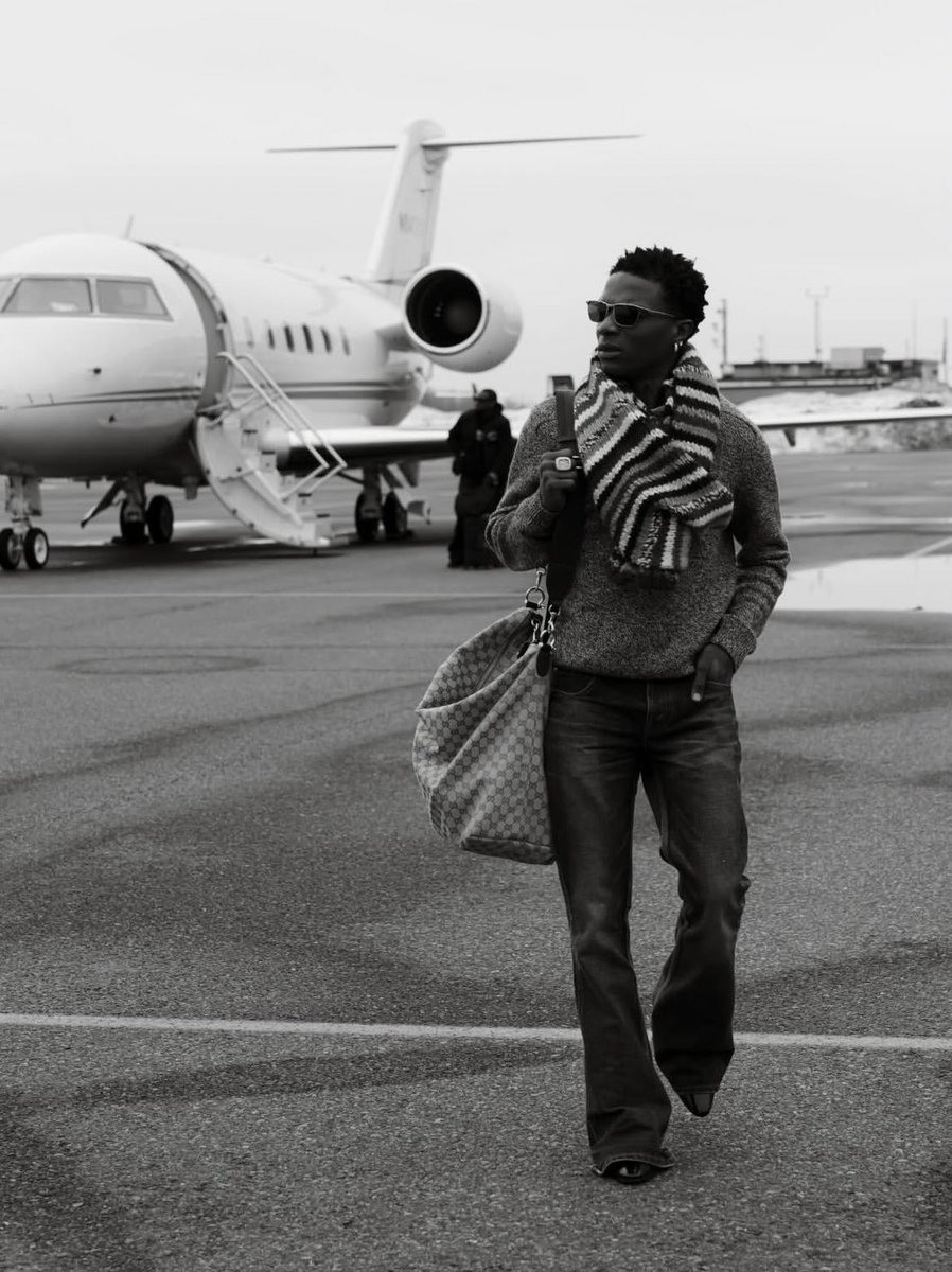 TaygharDcrypto1's tweet image. BREAKING 🚨: Jubilation on X as Wizkid finally posts a photo with a private jet.
Jet not branded, which obviously means it’s rented, but FC don’t care. They’re celebrating the moment as proof they’re still competing with the likes of Davido and even Floyd Mayweather Jr. in the