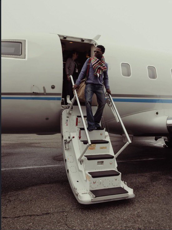 TaygharDcrypto1's tweet image. BREAKING 🚨: Jubilation on X as Wizkid finally posts a photo with a private jet.
Jet not branded, which obviously means it’s rented, but FC don’t care. They’re celebrating the moment as proof they’re still competing with the likes of Davido and even Floyd Mayweather Jr. in the