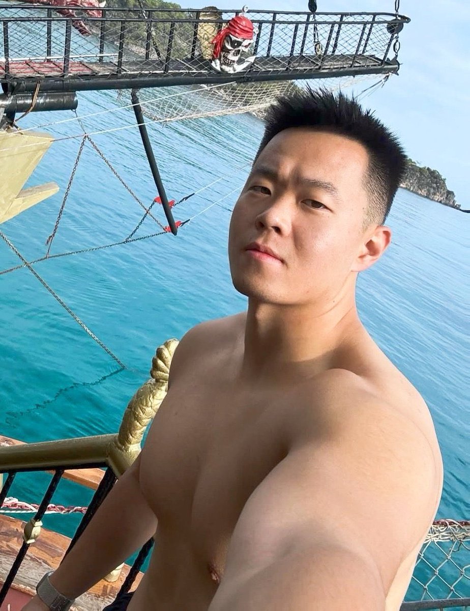 xt4wp's tweet photo. 海岛顶上跟粉丝的双人世界有多爽🔥 自信露脸勃起打卡照必须有，一会就兴奋勃起到上翘🍆  粉丝也是跪下大口吃，直接在山顶开启野战💦  #想爽玩��哥  #聊合适都可以  #旅行随心飞 https://t.co/3JxizuYVaY