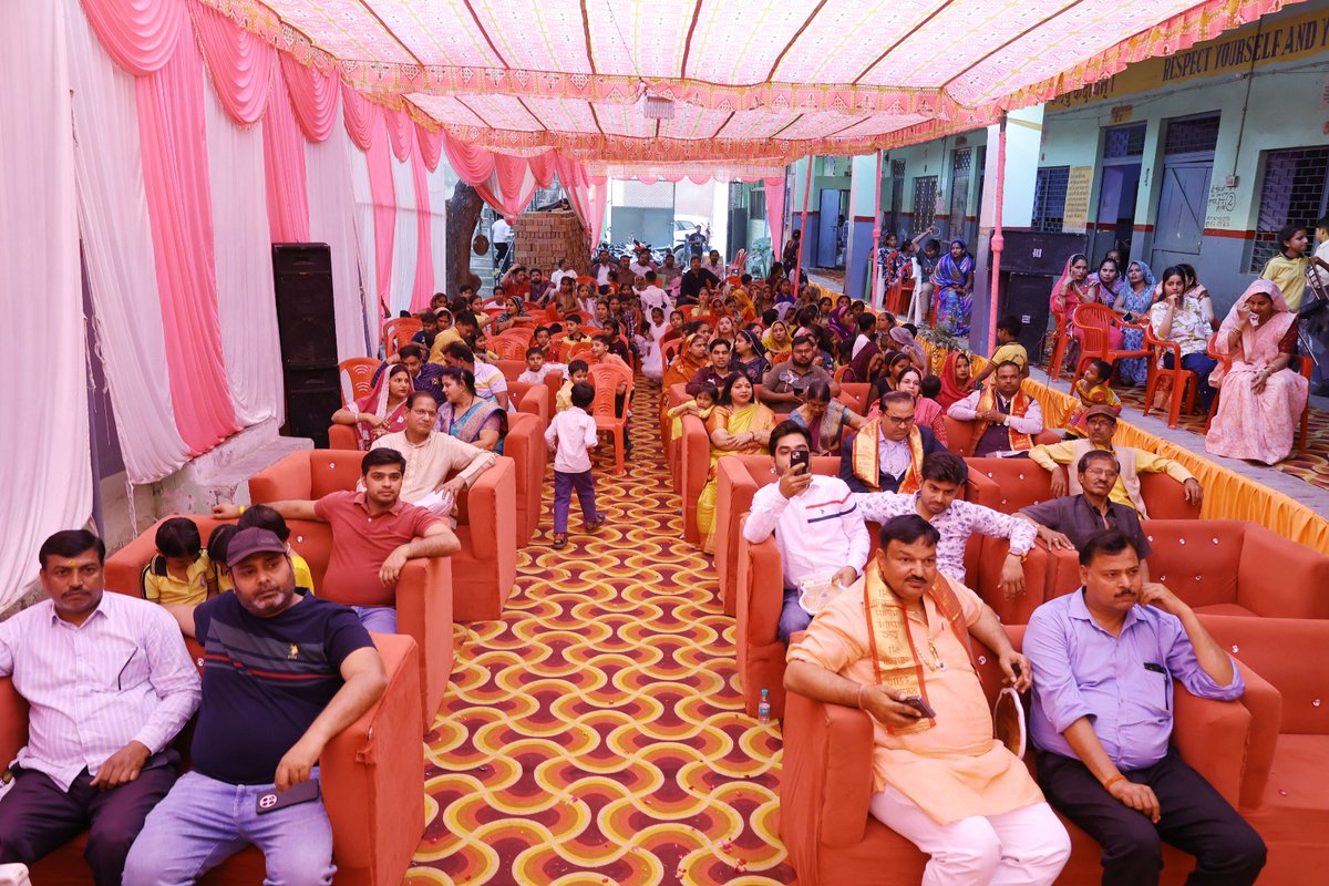 JayeshKumarGup6's tweet photo. सरस्वती शिशु विद्या मंदिर  का वार्षिकोत्सव समारोह हर्षोल्लास के साथ मनाया गया।पूर्व छात्रों का सम्मान प्रमोद सारस्वत  रविकांत चावला रविन्द्र तिवारी  अतिथियों के हाथों  छात्रों को पटका एवं मोमेंटो प्रदान कर सम्मानित किया 
 राधा कृष्ण के स्वरूपों के साथ पुष्प वर्षा की होली हुई https://t.co/z3tIdLqc8d