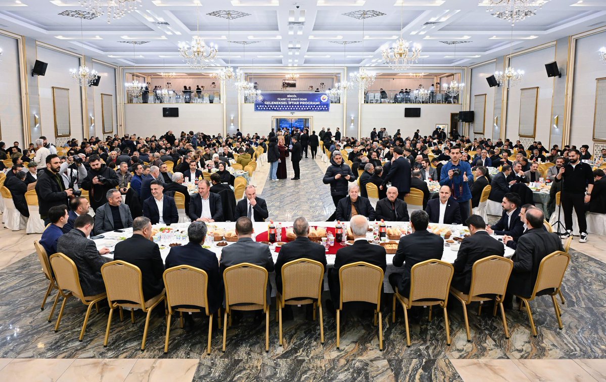 GİK Üyemiz Sn Nihat Buğrahan, İl Başkanımız Sn Refik Alpaya ve beraberindeki heyetimizle, Bingöl Ticaret ve Sanayi Odası ((BİNTSO) tarafından düzenlenen iftar programına katıldı. İftar organizasyonunda emeği geçen BİNTSO Başkanı ve yönetimine teşekkür ederiz.