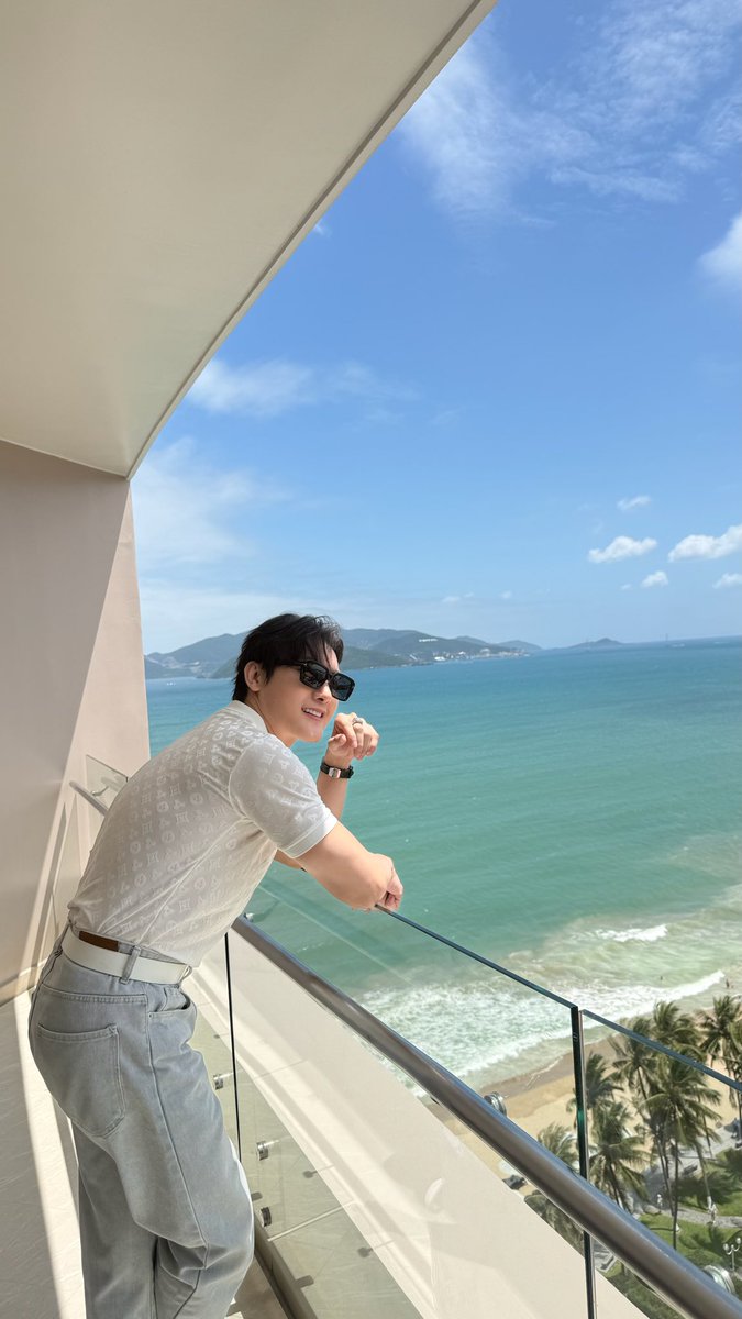 jaytrantanphat's tweet photo. Biển Nha Trang đẹp vậy… thiếu mỗi người nắm tay thôi. 🌊
Nha Trang is this beautiful… only missing someone to hold hands with. https://t.co/2Pjz2ej2KF