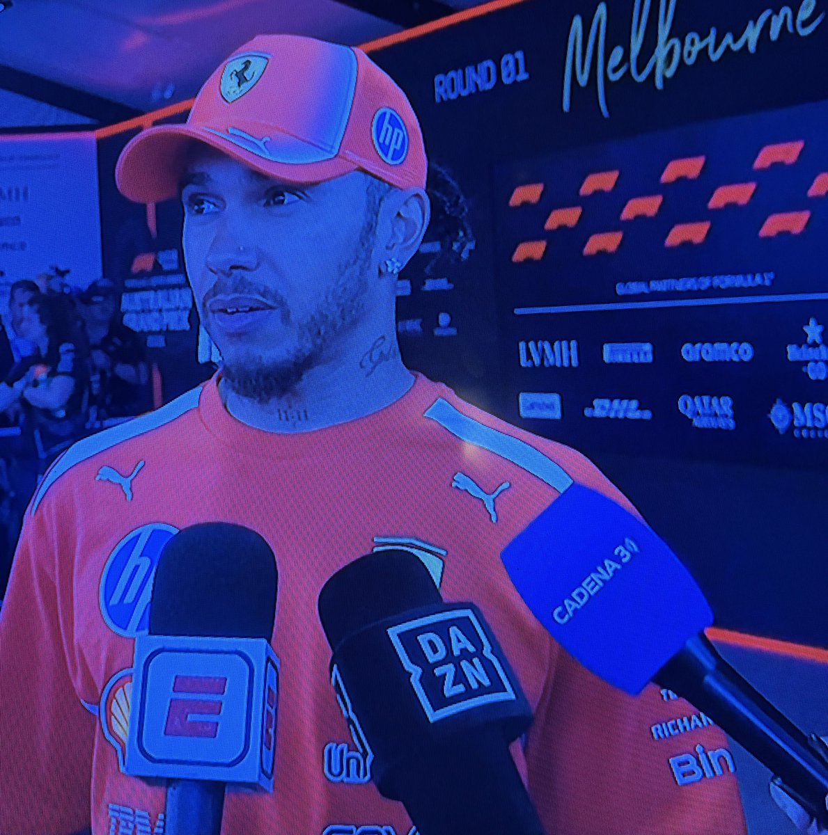 la risa que me da ver a CADENA 3 de córdoba entrevistando a lewis hamilton jajajdjak 🐐🐐🐐