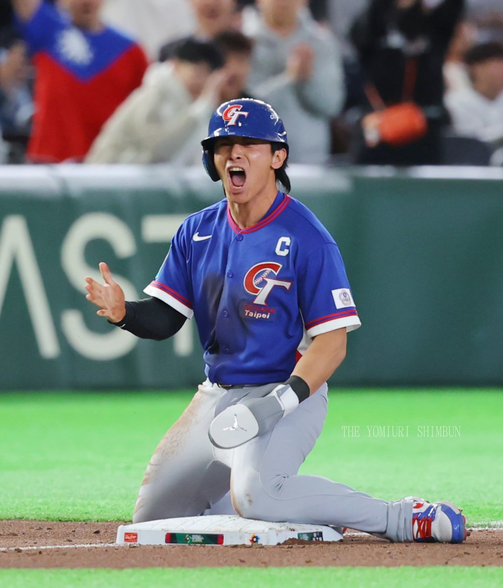 tshashin's tweet photo. 【ＷＢＣ】
台湾５－４韓国

初戦の豪州戦で左手人差し指に死球を受け欠場が続いていた #陳傑憲 主将が、延長１０回に代走で出場して決勝のホームイン。試合後には #張育成 選手と抱き合って勝利を喜んだ

#世界棒球經典賽 #中華隊 #東京巨蛋 #WBC #Teamtaiwan
https://t.co/rjlQnUzUes https://t.co/ta3iV4hBga