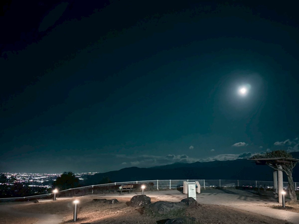 obasteSA_alpico's tweet photo. ＼3月8日はサぱの日／
姨捨SA上り線に立ち寄ったら、展望台で写真を撮りましょう📸
思い出の1枚になること間違いなしです💕

売店・カフェ・フードコートにも、ぜひお立ち寄り下さいませ🐇

#サぱの日2026 #サぱの日 
#姨捨SA #信州SA #絶景 https://t.co/wyIsmsK8Eg
