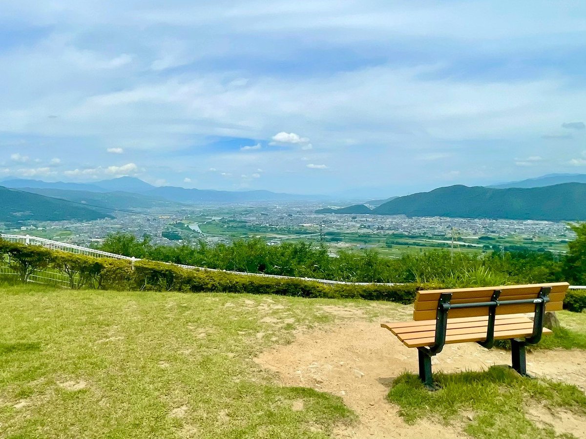 obasteSA_alpico's tweet photo. ＼3月8日はサぱの日／
姨捨SA上り線に立ち寄ったら、展望台で写真を撮りましょう📸
思い出の1枚になること間違いなしです💕

売店・カフェ・フードコートにも、ぜひお立ち寄り下さいませ🐇

#サぱの日2026 #サぱの日 
#姨捨SA #信州SA #絶景 https://t.co/wyIsmsK8Eg