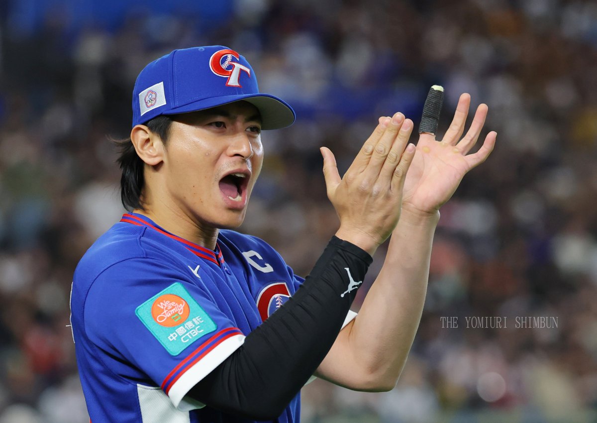 【ＷＢＣ】
台湾５－４韓国

初戦の豪州戦で左手人差し指に死球を受け欠場が続いていた #陳傑憲 主将が、延長１０回に代走で出場して決勝のホームイン。試合後には #張育成 選手と抱き合って勝利を喜んだ

#世界棒球經典賽 #中華隊 #東京巨蛋 #WBC #Teamtaiwan
yomiuri.co.jp/sports/wbc/