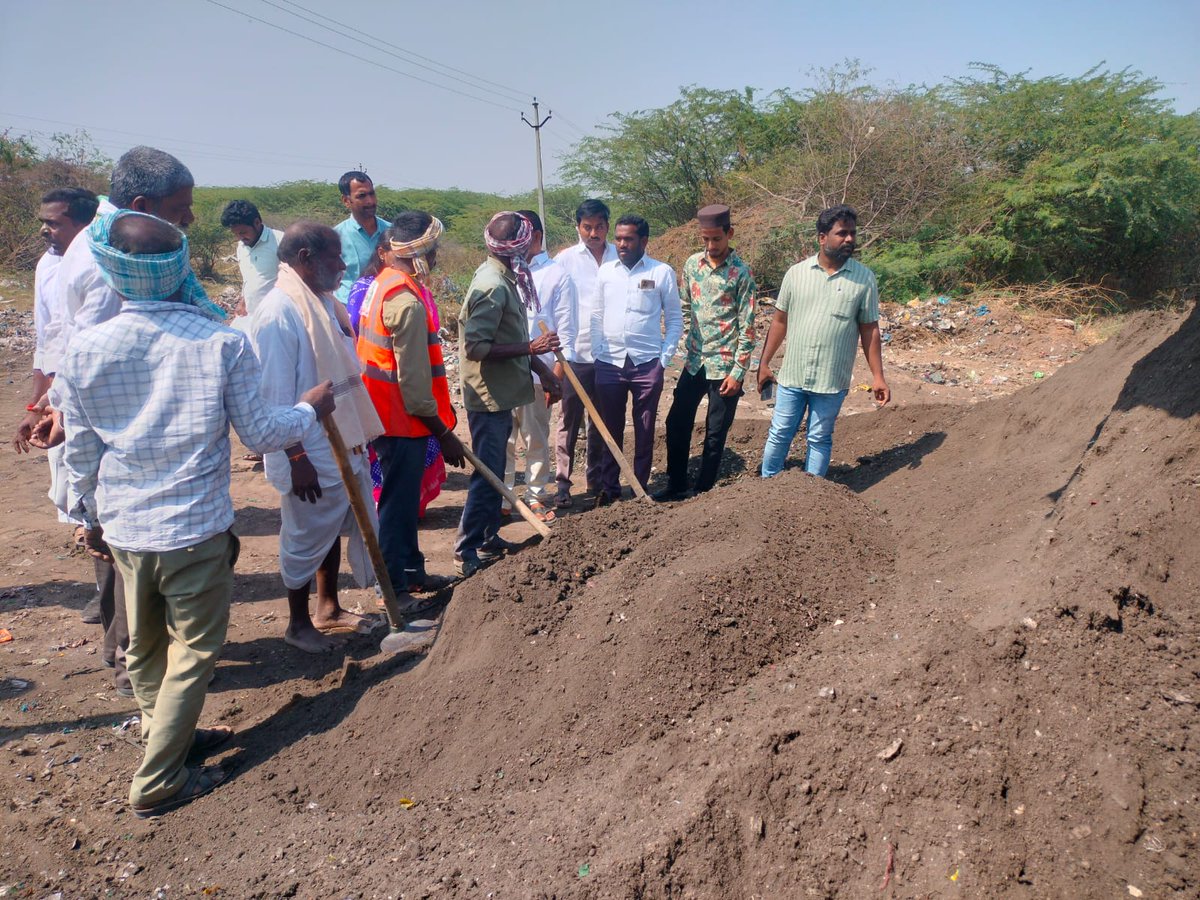 mckodangal's tweet photo. @SwachhBharatGov
@SwachhBharat
@MoHUA_India
@tksreedevi
@cdmatelangana
@TelanganaCMO
@RoopaMishra77 PPPP Kodangal ULB conducting Door to Door and awareness to ensure 100% garbage Collection and source segregation Participated CP&amp;VCP, Councilors, Staff, Citizens, in this Program. https://t.co/Bx4SKOMnCE