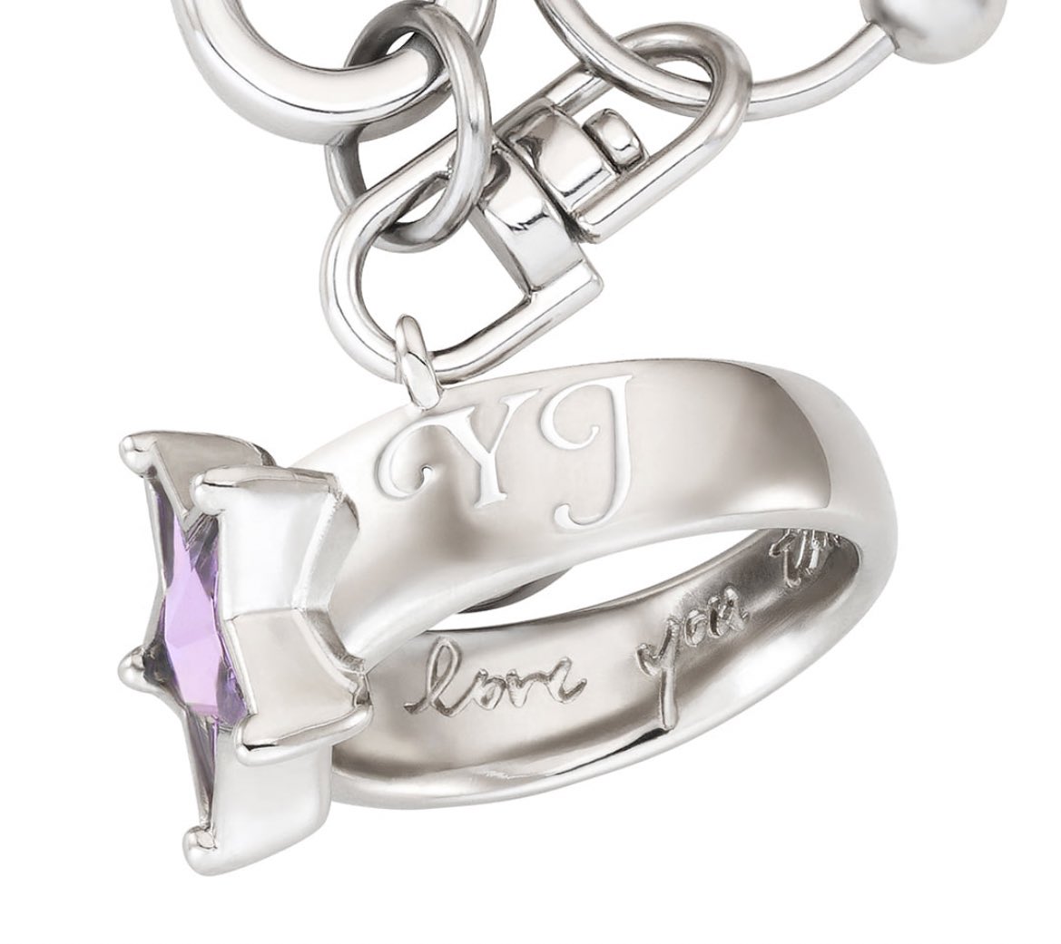 Zerxlsf's tweet image. Imagine having Yunjin's charm and seeing 'love you twice' engraved on it I'd feel like the most blessed person ever

YUNJIN X STAND OIL
JENAISSANTE CHARM SET
#YUNJINxSTANDOIL
#HUHYUNJIN #BREEZY
#STANDOIL #스탠드오일