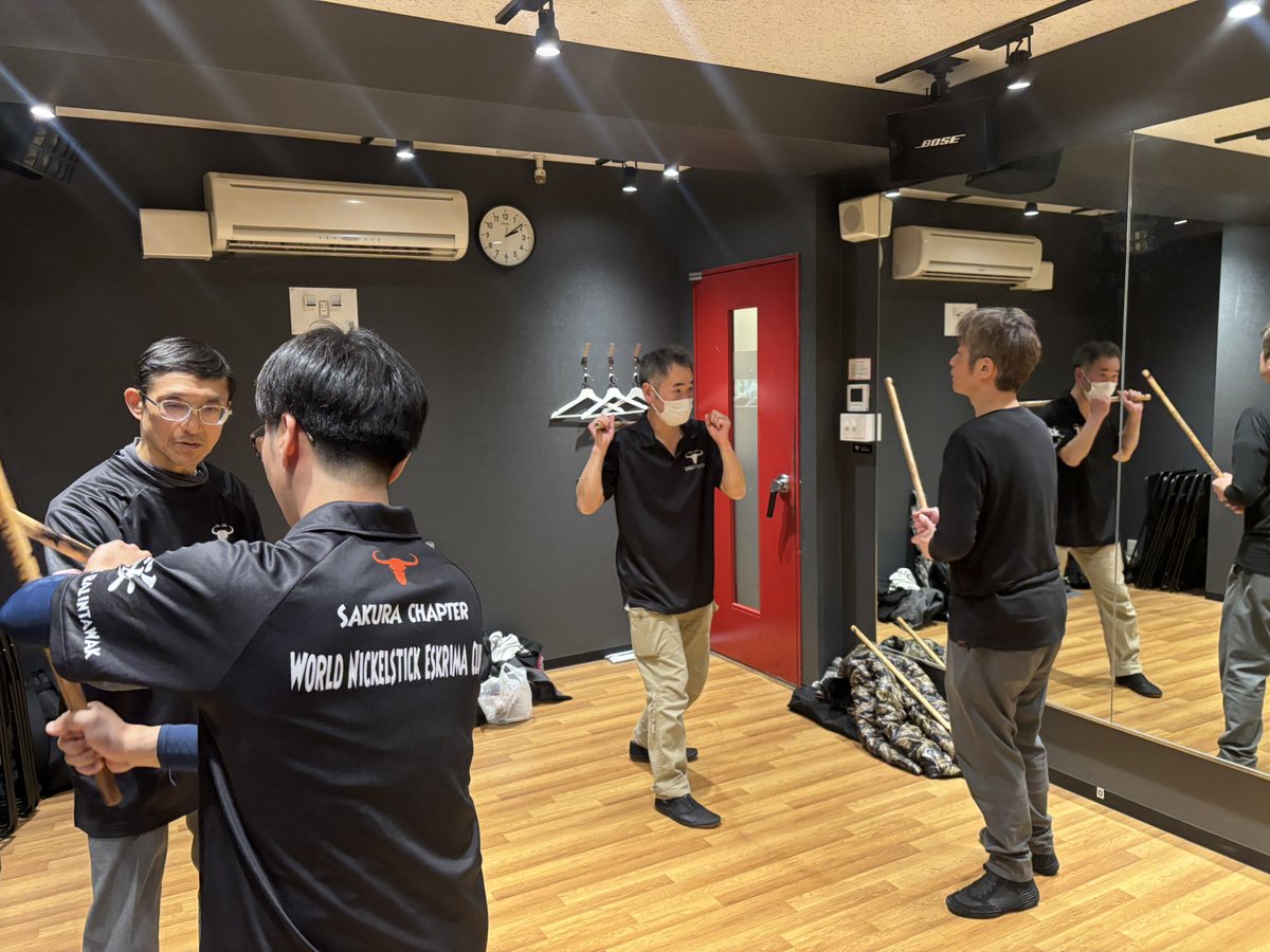 eskrima_dog's tweet photo. 基礎からナイフへ。繋がる面白さ！🇵🇭
3月最初の新宿クラス、完了しました！
本日はベーシックとシャドウ・型で自分の身体操作をじっくり確認した後、メインの「ベーシックナイフ」へ。
武器が短くなっても、根本の理屈は同じ。
シャドウで確認した動きが、ナイフの攻防の中でカチッとハマる瞬間が最高に面白いですね。
皆さんの集中力、とても素晴らしかったです！
お疲れ様でした😊
⚠️ 次回は 3/12(木) 東久留米クラスです。
初心者・見学いつでもWelcome！
👇 Check it out
nickelstick-sakura.