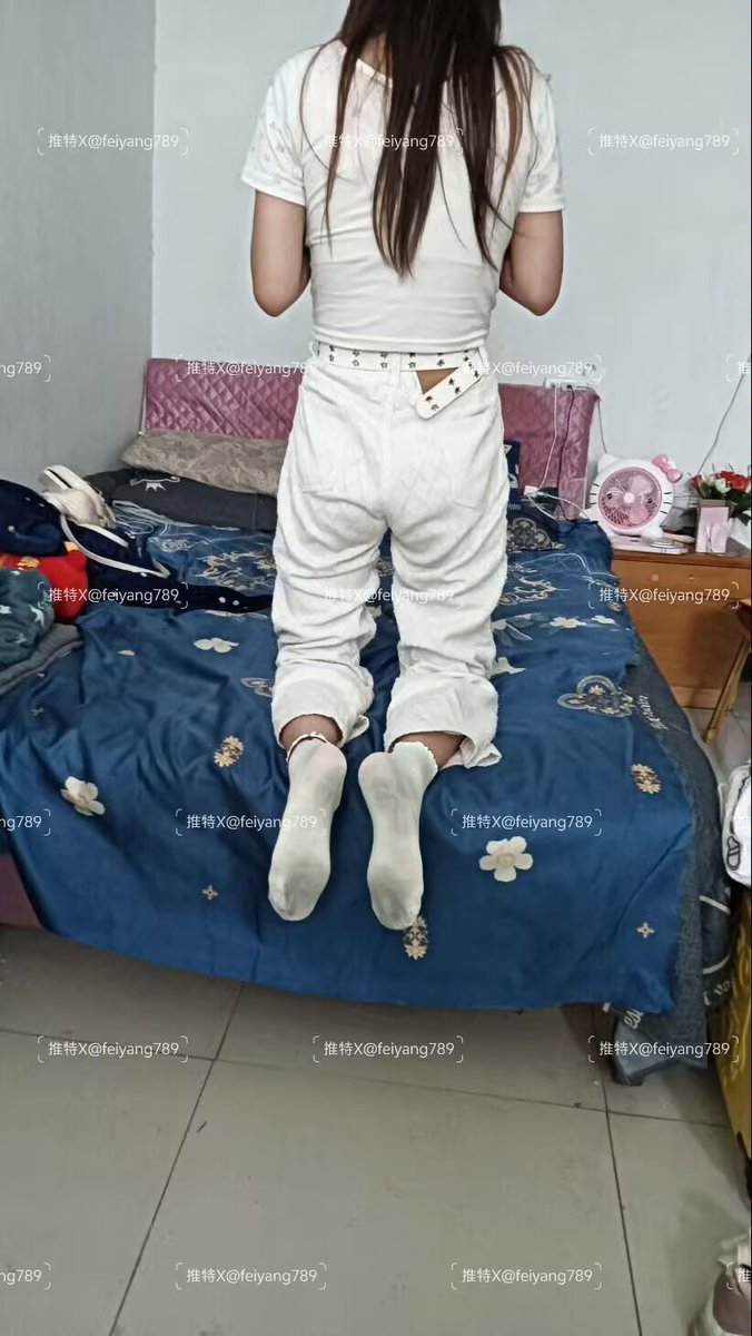 feiyang789's tweet photo. 搞个福利吧，评论点赞转推各达到10条的话，少女十天重口棉袜抽二人免F送，各达到二十条的话抽4人，当然了不是这双，会联系其他MM从第一天开始穿给你，质量效果保证，平时这个效果的都是要一二百的，现在免F送，只要达到要求我主动联系你给你说明，记得私信打开 https://t.co/ggWMboFwGz