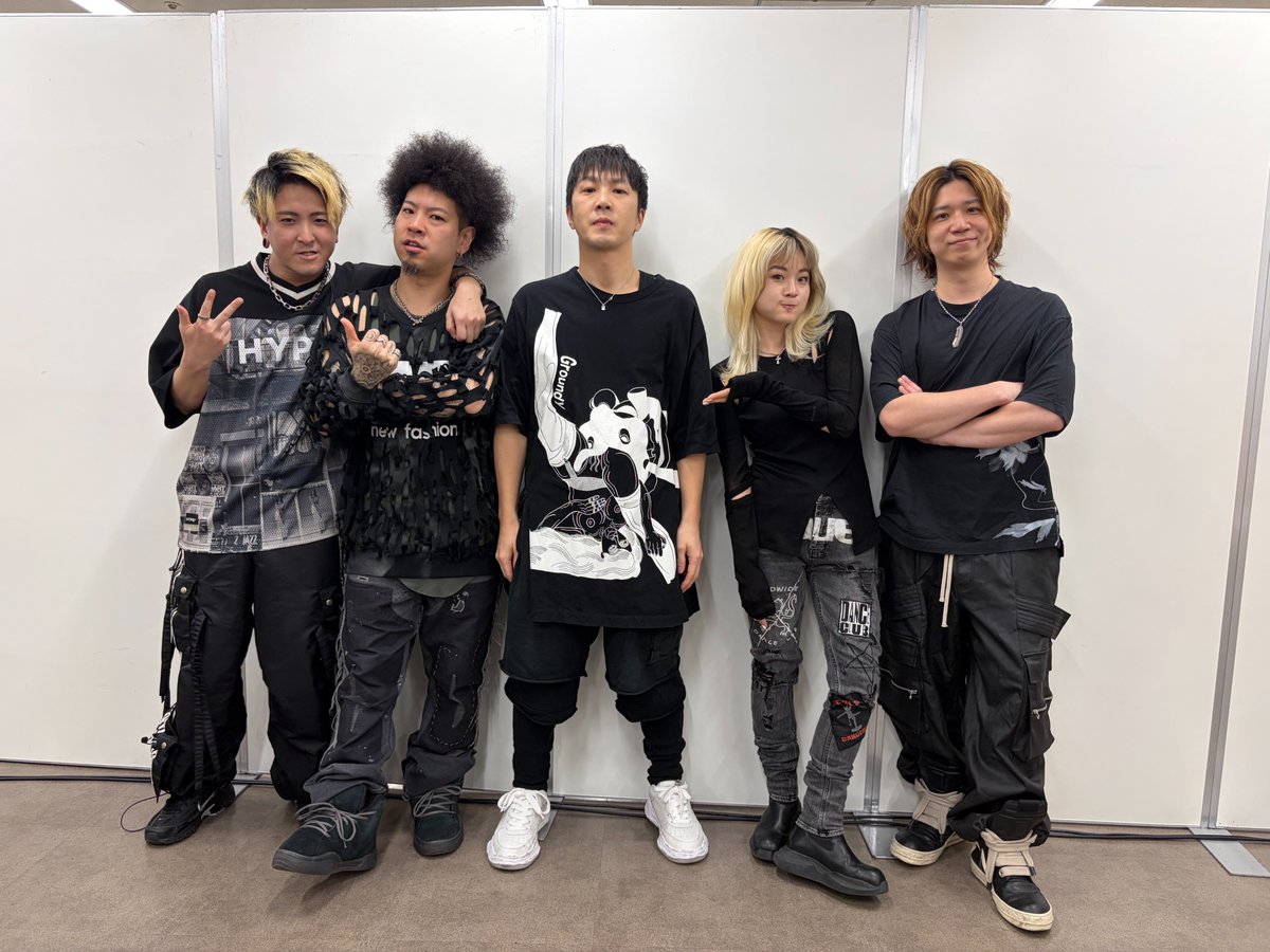 🎊hololive STAGE4🎊

hololive 7th fes. Ridin' on Dreams

Introducing the band members! ✨
Performing a total of 98 songs across four concerts over three days! 🎶
A round of applause for the outstanding performances‼️

Keyboard: 西村奈央
Guitar: 奈良悠樹
Guitar: 安島龍人
Bass: