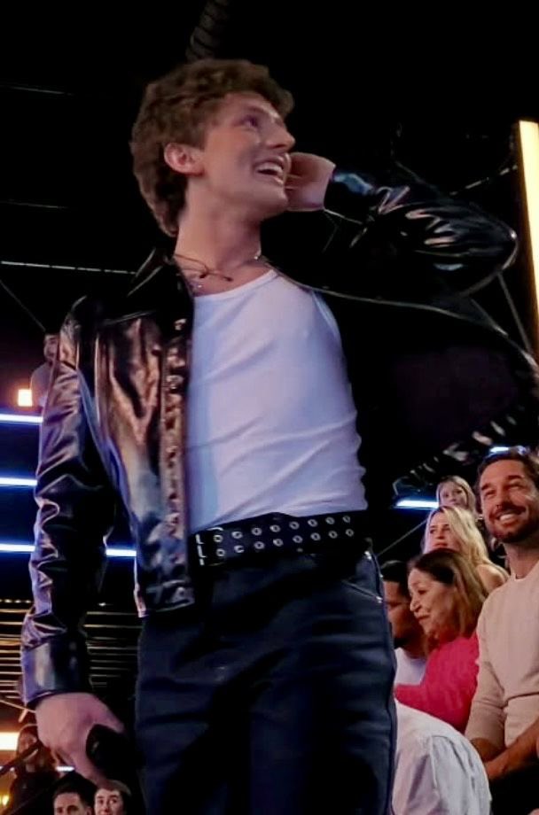 Coucou les Bastaars !! Si vous voulez faire passer un petit mot à Bastiaan, j’ai besoin de vous :) 
Projet jusque début avril pour que j’ai le temps de finir !! 

#BastiaanVL #StarAcademy #StarAcTour #StarAcTour2026