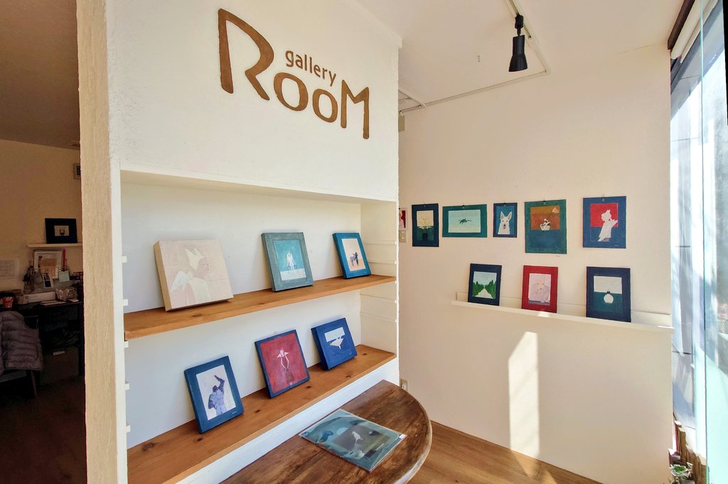 RyuTachihara's tweet photo. 川越にある #galleryRooM さんにお伺いしました。
#そらん 様の個展  #せなかにつばさをもってどこに行こう。を鑑賞しました。

板絵や立体オブジェ、絵本が展示されています。
初めて拝見した時は、その独特な世界に驚きました。
その後、何回か拝見するうちに、この不思議な世界に魅了されました。 https://t.co/I9uYx6fqYW
