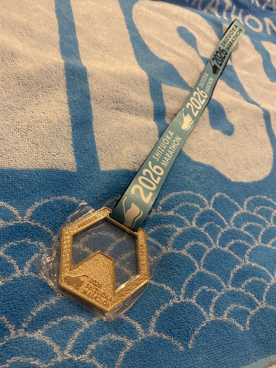 Deruta_225's tweet photo. フルマラソン完走出来ました！！！！
制限時間6時間の中で5時間40分くらいでゴールできた！何回攣りそうになったか分かんないくらい厳しい戦いだったけど、とにかく応援してくれる方々たくさんいて全員好きになった。
めっちゃ楽しかったです！！ https://t.co/pcYqFdP3SS