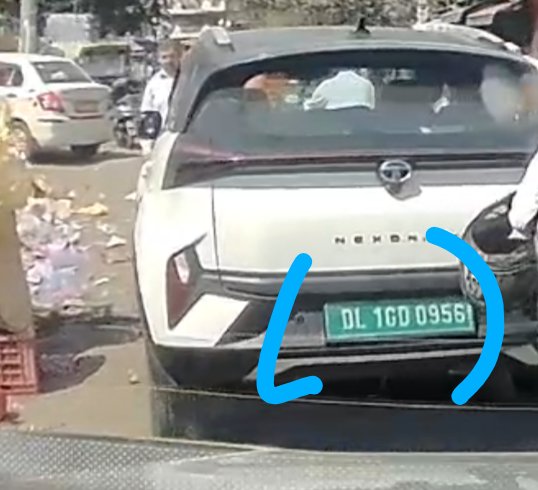 OmPSharma7's tweet photo. Shocking lack of civic sense near Sabji Mandi, Govindpuri today. A car was deliberately parked blocking almost half the road, causing a traffic jam while the owner casually continued buying fruits nearby and ignored repeated horns.@dtptraffic https://t.co/u5Fm53oNLQ