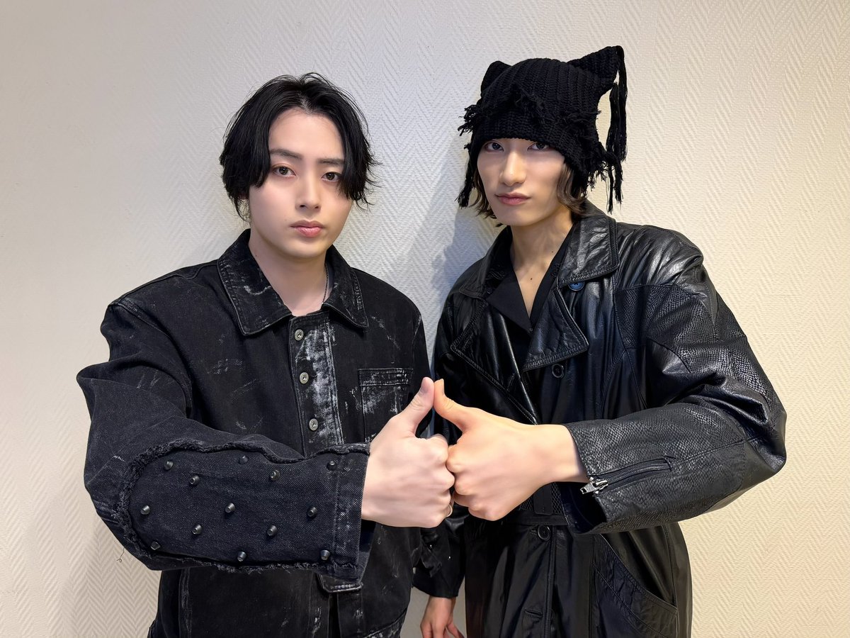 Supdra_staff's tweet photo. ／
Major 5th Single「Break off」
楽天ブックス限定イベント@大阪会場
＼

 🔹［2ショット撮影会］
メンバーのポーズはこちら！

⚠️ お客さまのポーズは指定ございません。
⚠️ 撮影の際は、顔・体ともに正面をお向きください。

🔗 詳細・ご購入
https://t.co/qXDCZGrgtD

#SD_Breakoff
#スパドラ #SUPERDRAGON