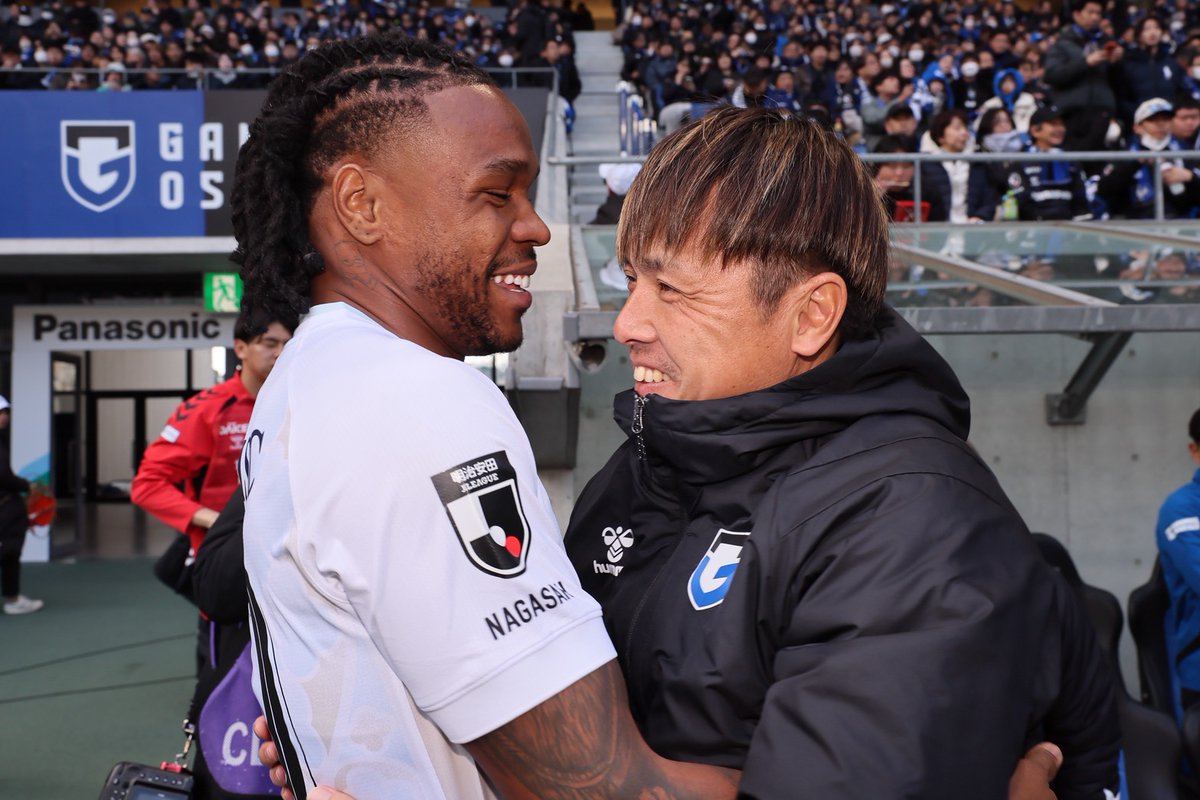 zonewebofficial's tweet photo. 試合前の一幕📸

マテウス・ジェズスと
遠藤保仁コーチがパナスタで再開🤝

📸：柳瀬心祐

#マテウス・ジェズス #遠藤保仁 #GAMBAOSAKA #vvaren https://t.co/84gubLvooA