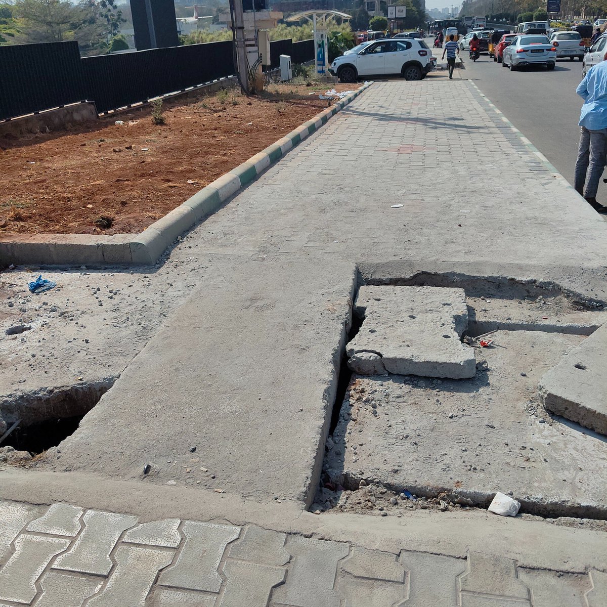 Sameer_Sails's tweet photo. @mekavannepuli True. Construction sites keep spreading dust everywhere, making the air unbreathable. And the footpaths are so “great” that people trip and fall on them almost daily. https://t.co/zLtCVuZXKq