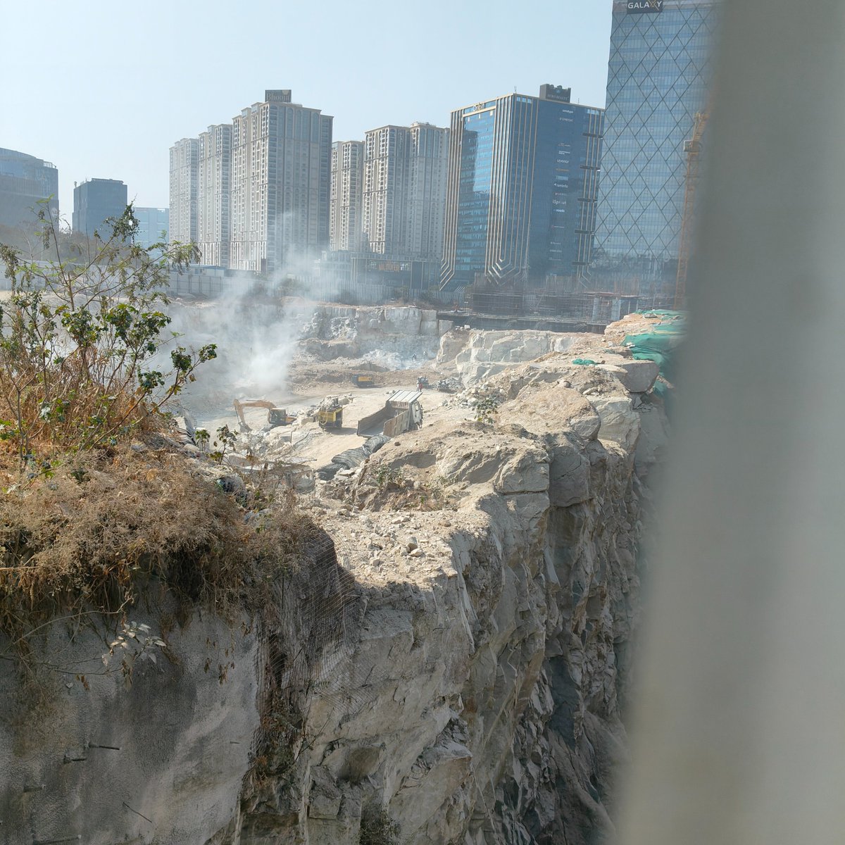 Sameer_Sails's tweet photo. @mekavannepuli True. Construction sites keep spreading dust everywhere, making the air unbreathable. And the footpaths are so “great” that people trip and fall on them almost daily. https://t.co/zLtCVuZXKq