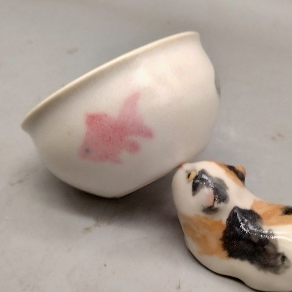 ©ぐいねこｼﾘｰｽﾞ
酒のさかな狙うねこ　
#oonoartifact #ひのもと工作室 #ぐいねこ　#ぐい呑み　#箸置