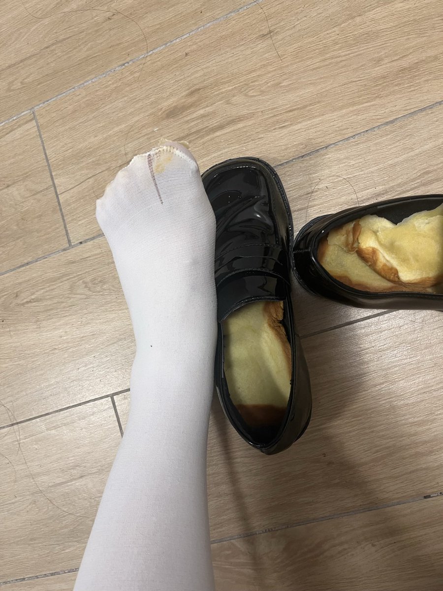 tutuyuanwei521's tweet photo. 贱狗 白丝小皮鞋里踩了面包当鞋垫～脚汗全浸透了 现在真空包装好了 想舔？想闻？想贡？跪着DM我 速来买原味！💸🧦👣 #原味袜子 #脚踩面包 #atm奴 https://t.co/nkLMWiJdel