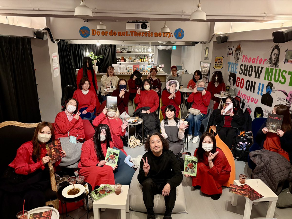 TheaterAimyou's tweet photo. ꒷꒦📱-------------------------------🩸꒷꒦

　　　　　映画『ザ・カース』
　　　　@the_curse_movie 
　　　舞台挨拶＆スペシャルトーク
　　　ありがとうございました！！

꒦꒷🩸 ------------------------------ 📱 ꒷꒦

真っ赤に染まった客席が圧巻の景色でした🩸🔥！！！

映画『ザ・カース』は #シアターエミュ にて引き続き公開中です🎞𖤐
ぜひ劇場でお楽しみください！

【上映スケジュール🗓️】
3月
9日（月） 12：45〜
13日（金） 13：50〜

🎟️⇨https://t.co/OYQ9gk3dtb